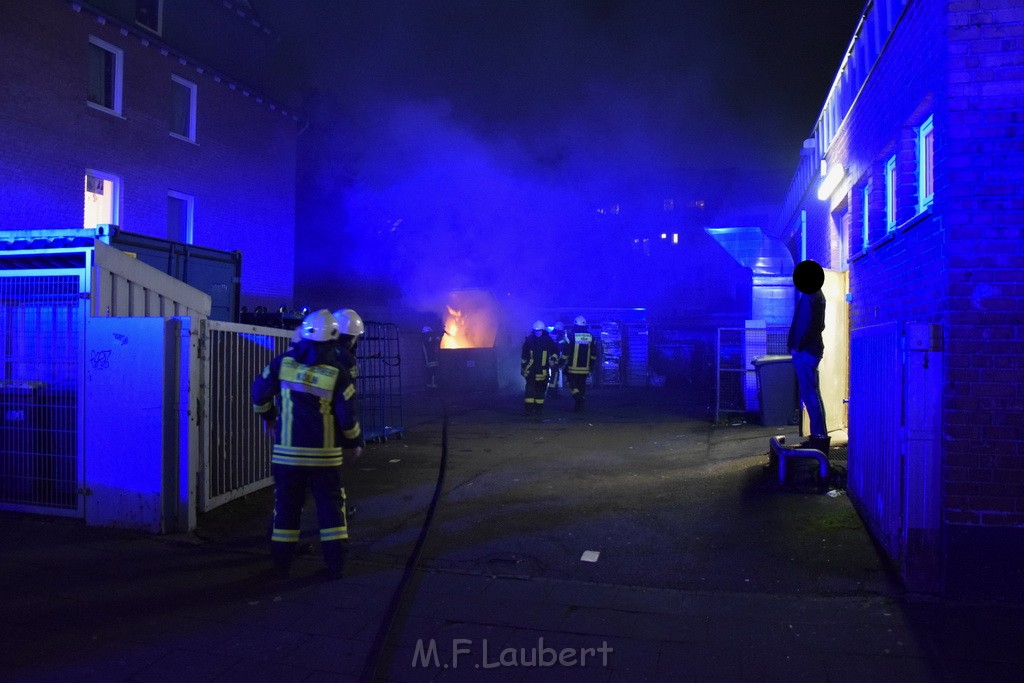 Feuer Papp Presscontainer Koeln Hoehenberg Bochumerstr P016.JPG - Miklos Laubert